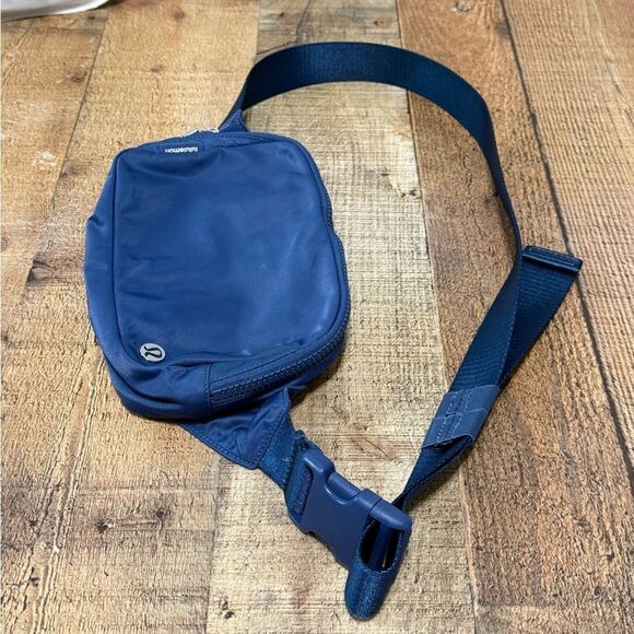 Everywhere Belt Bag Large 2L Lululemon pitch blue - Picture 9 of 15